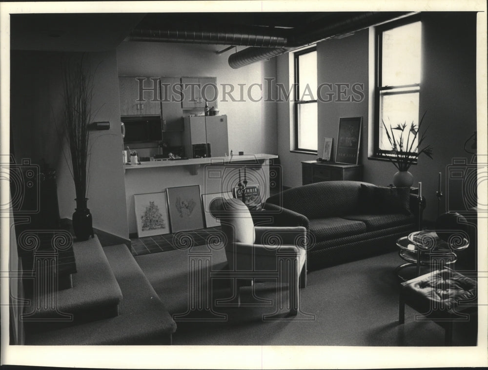 1985 Press Photo View of living room and kitchen in condominium in Wisconsin-Historic Images