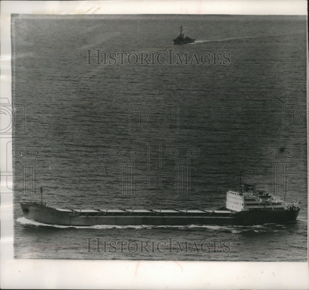 1962 Press Photo Norwegian Tanker &amp; Destroyer Escort in Windward Passage by Cuba-Historic Images