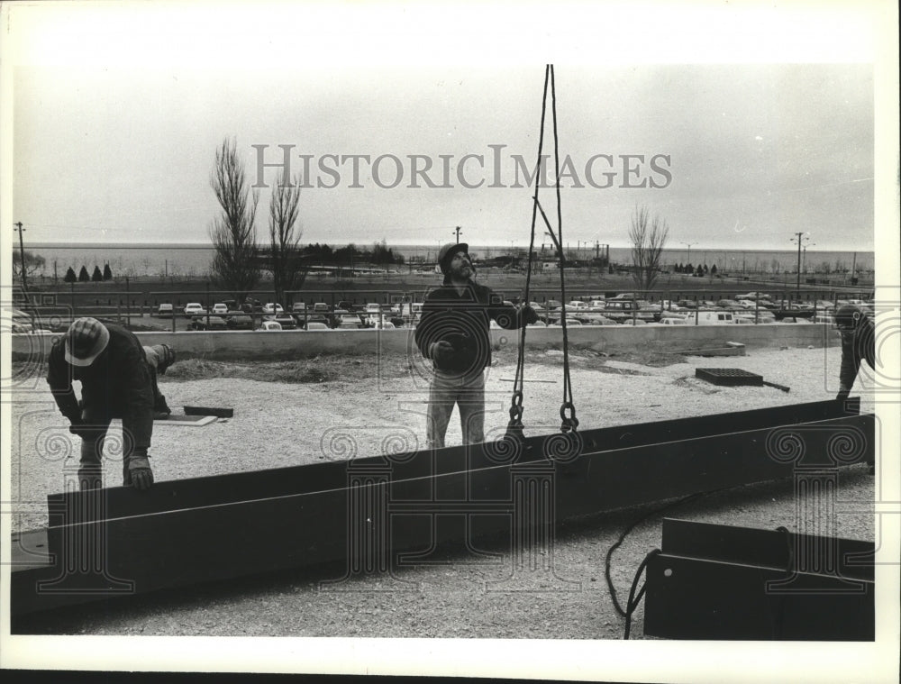 1982 Press Photo Mark di Suvero Works on Lakefront Sculpture - mja72431-Historic Images