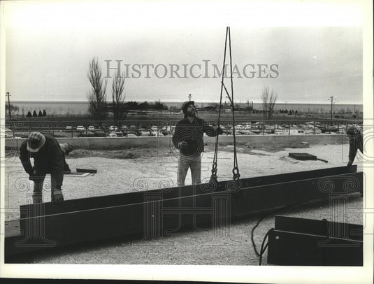 1982 Press Photo Mark di Suvero Works on Lakefront Sculpture - mja72431-Historic Images