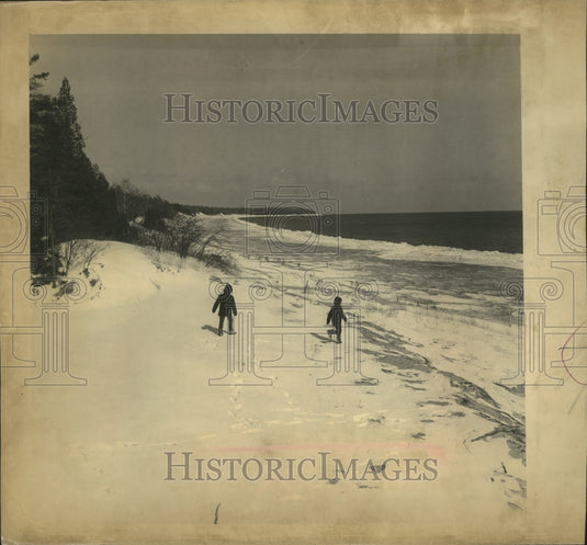 1965 Press Photo Children At Whitefish Bay Area Of Lake Michigan In Door County - Historic Images