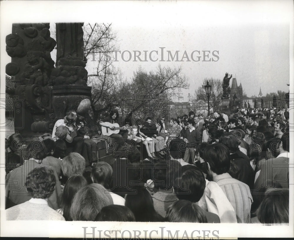 1969 Press Photo Karl Bridge brings big crowd on Czechoslovakian holiday.-Historic Images