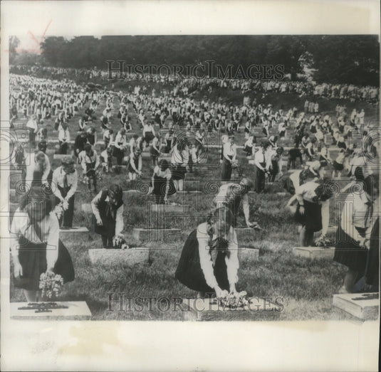1958 Hundreds of Czecho-Slovakian children placed flowers on graves-Historic Images