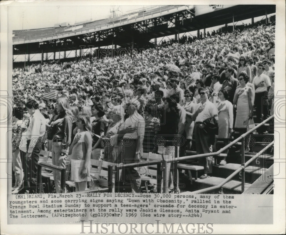 1969 Press Photo 30,00 Persons with sings rallied at Orange Bowl Stadium-Historic Images