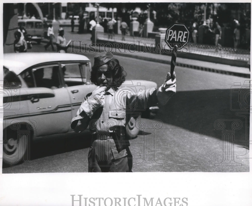 1964 Press Photo A militia woman directed traffic at an intersection in Santiago-Historic Images