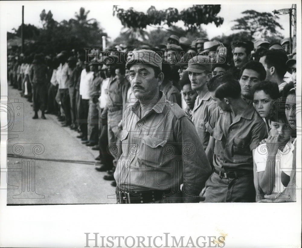 1964 Press Photo Militiamen and soldiers line street to restrain Cuban crowds-Historic Images