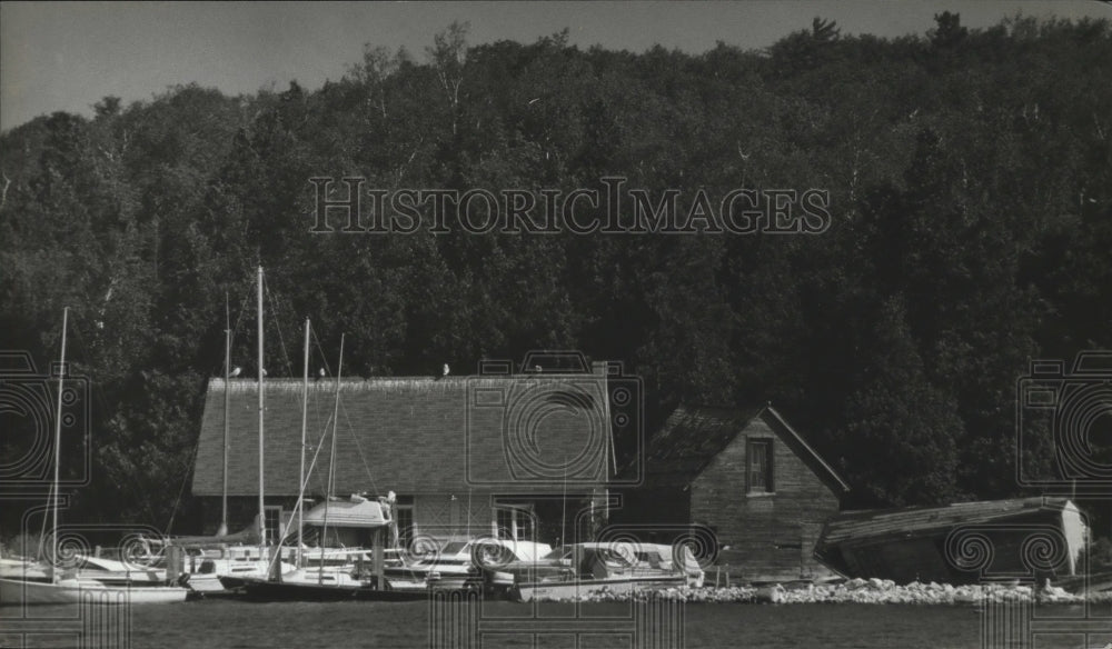 1984 Press Photo Weathered Buildings Complement The Woods Behind Them - Historic Images
