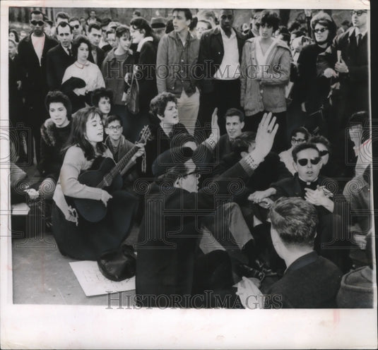 1961 Press Photo Group defies New York city ban on impromptu songfests in parks.-Historic Images