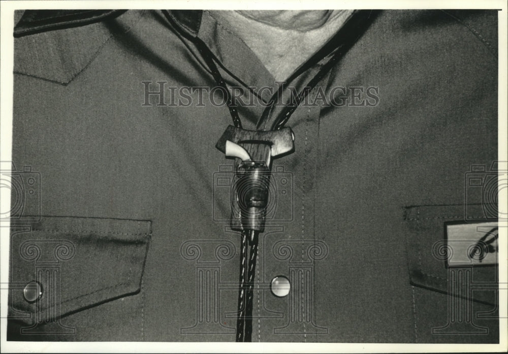1992 Press Photo Handmade Gun-and-Holster Bolo Tie Part of Scheffler&#39;s Costumer-Historic Images