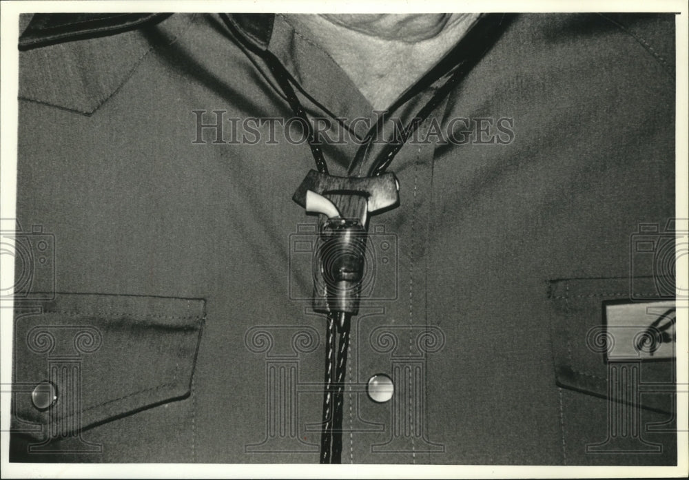 1992 Press Photo Handmade Gun-and-Holster Bolo Tie Part of Scheffler's Costumer-Historic Images