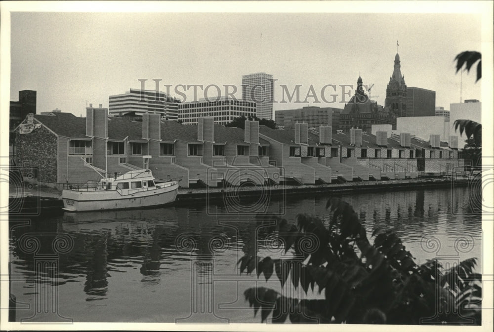 1984 Press Photo Condominiums along the east bank of the Milwaukee River - Historic Images