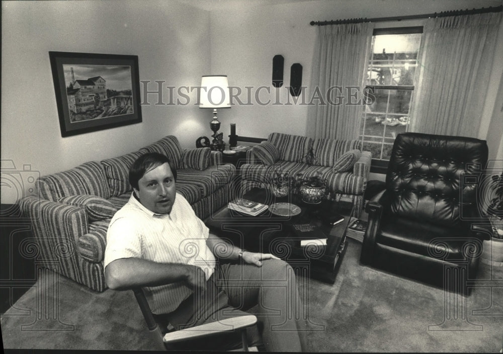 1986 Press Photo Jim Sisak at Foxwood Isle Condo on the Fox River in Waterford-Historic Images