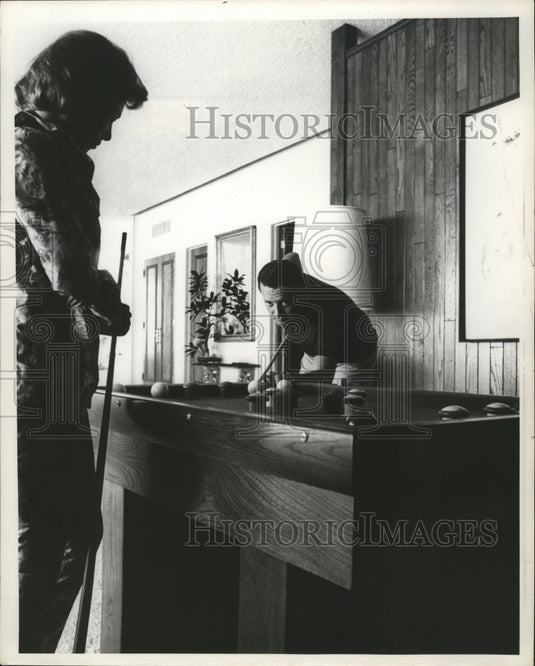 1964 Press Photo Singer, Vic Damone, playing bumper pool with his wife, Judy-Historic Images