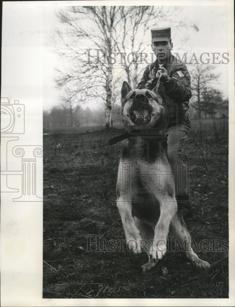 1964 Press Photo Airmen Dennis L. Eigenfeld and his sentry dog, Kuma - mja72829-Historic Images