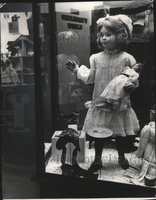 1970 Press Photo Dolls with fashion from the past at Children's World Exhibit - Historic Images