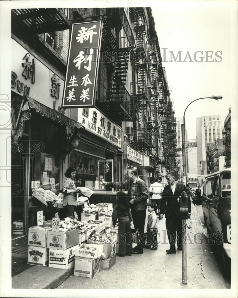 1987 Press Photo Chinatown in New York City makes Marketing Fun to Do or Watch - Historic Images