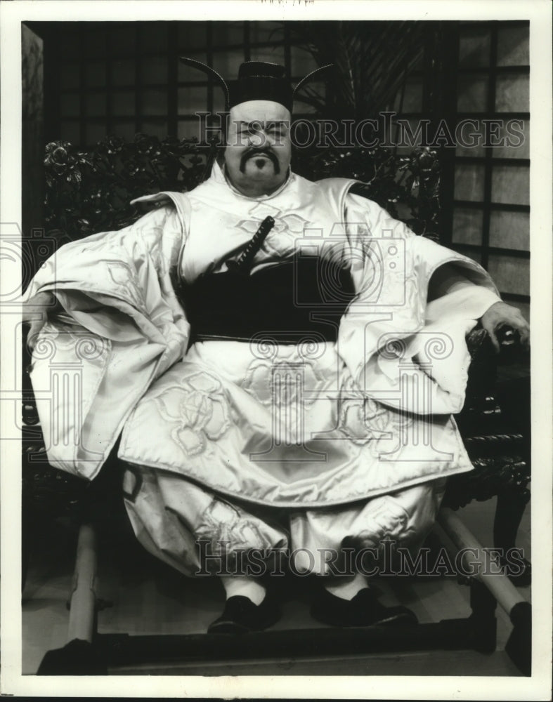 1984 Press Photo William Conrad makes his singing debut in &quot;The Mikado&quot; - Historic Images