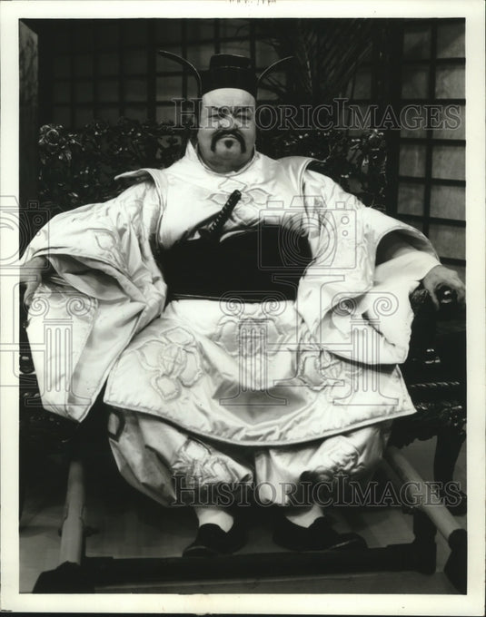 1984 Press Photo William Conrad makes his singing debut in "The Mikado" - Historic Images