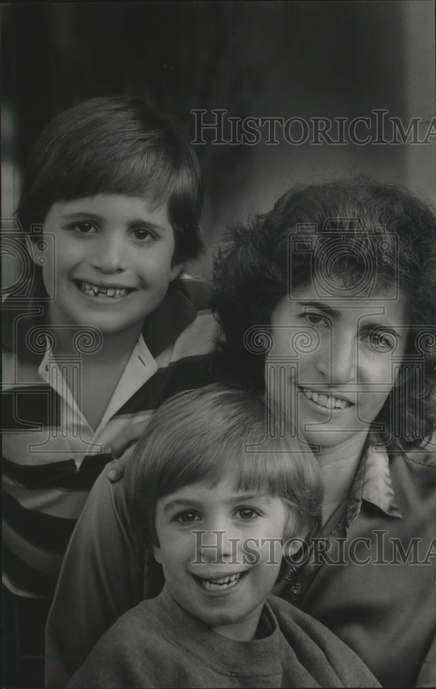 1984 Press Photo Karen Schudson and Her Sons, Benjamin and Joel - mja73034-Historic Images