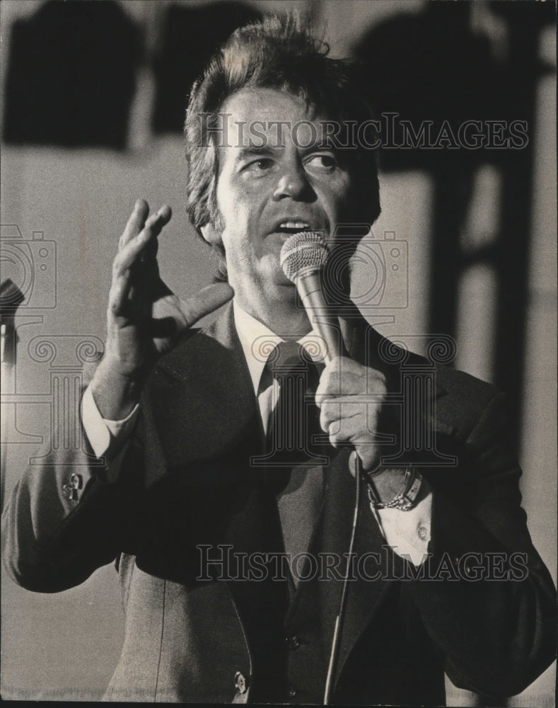 1977 Press Photo Dick Clark at Summerfest - Historic Images