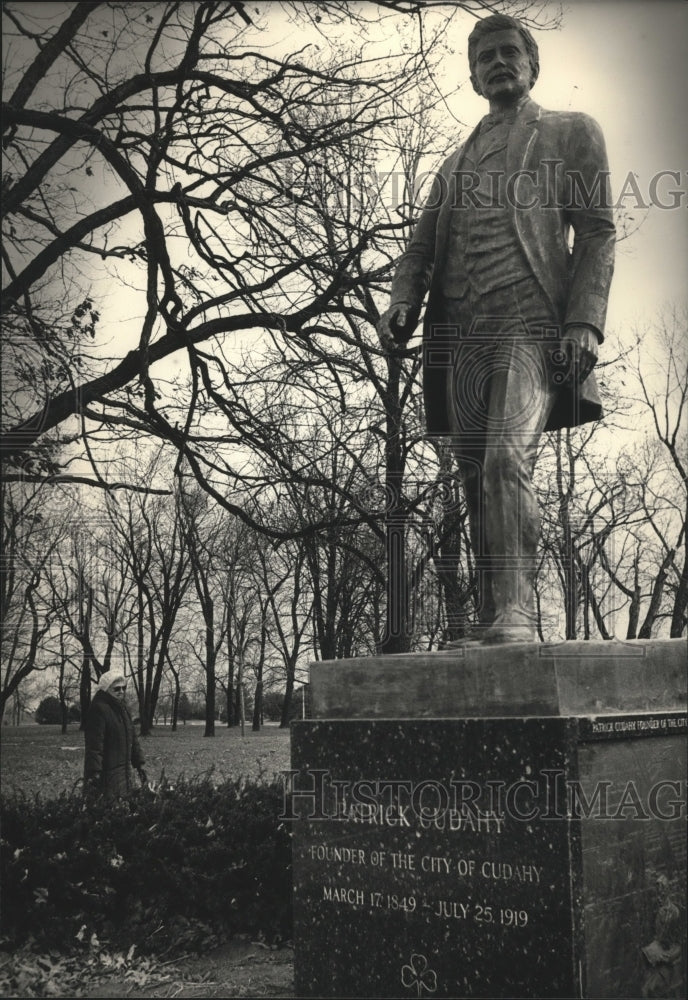 1988 Marge Hakow Walks In Sheridan Park Near Patrick Cudahy Statue - Historic Images