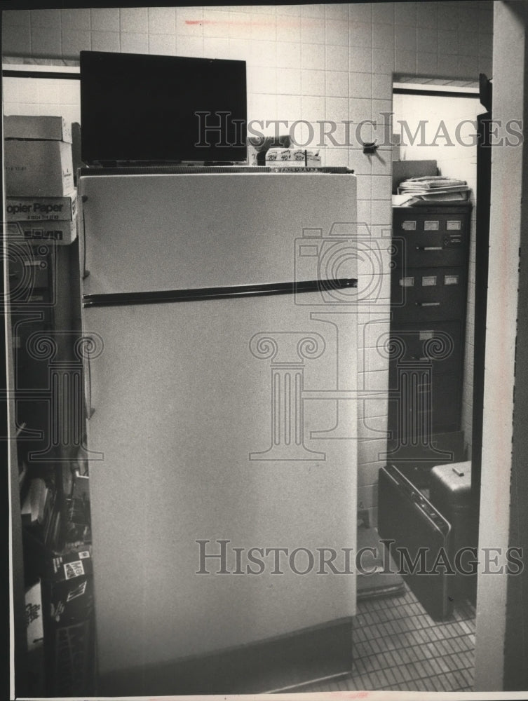 1988 Press Photo Crowded Cudahy Police Station Has Refrigerator, Files In Shower - Historic Images