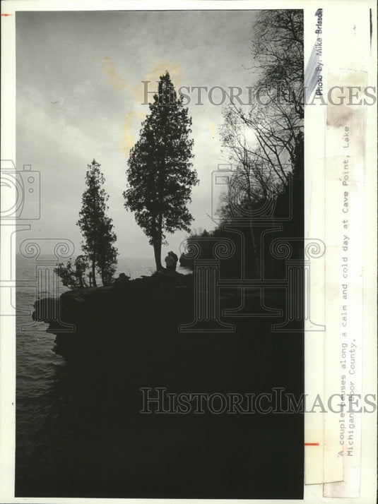 1994 Press Photo Couple pause along point that juts into Lake Michigan-Historic Images