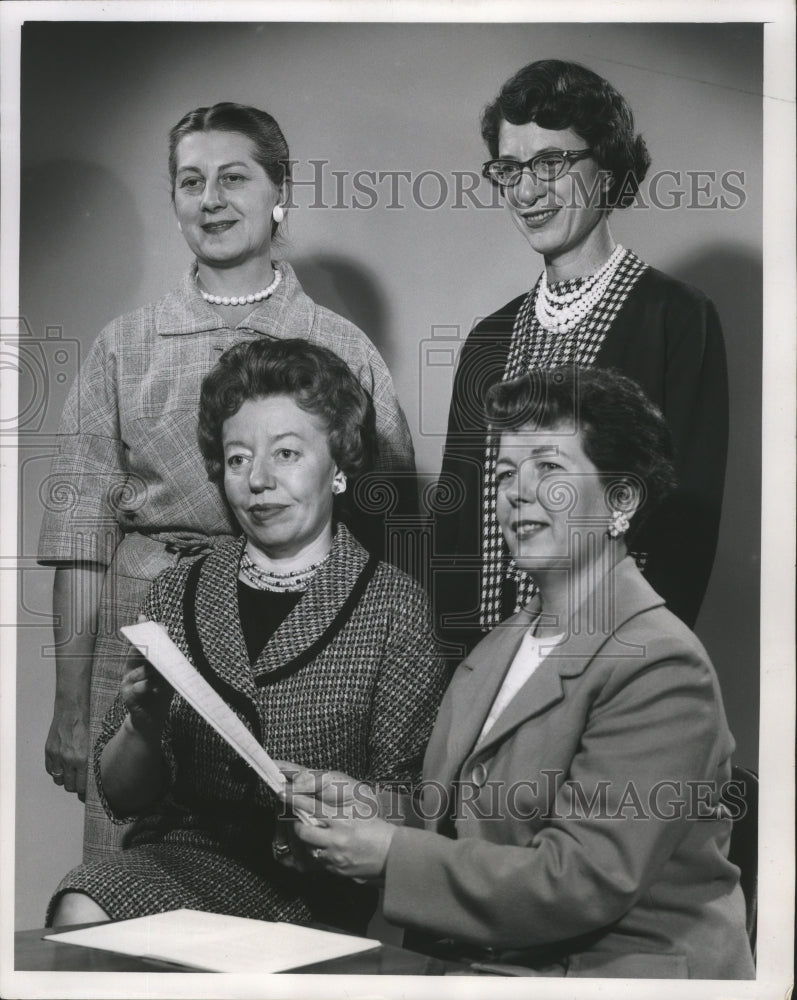 1983 Press Photo League of Women Voters of Wisconsin Members in West Allis - Historic Images