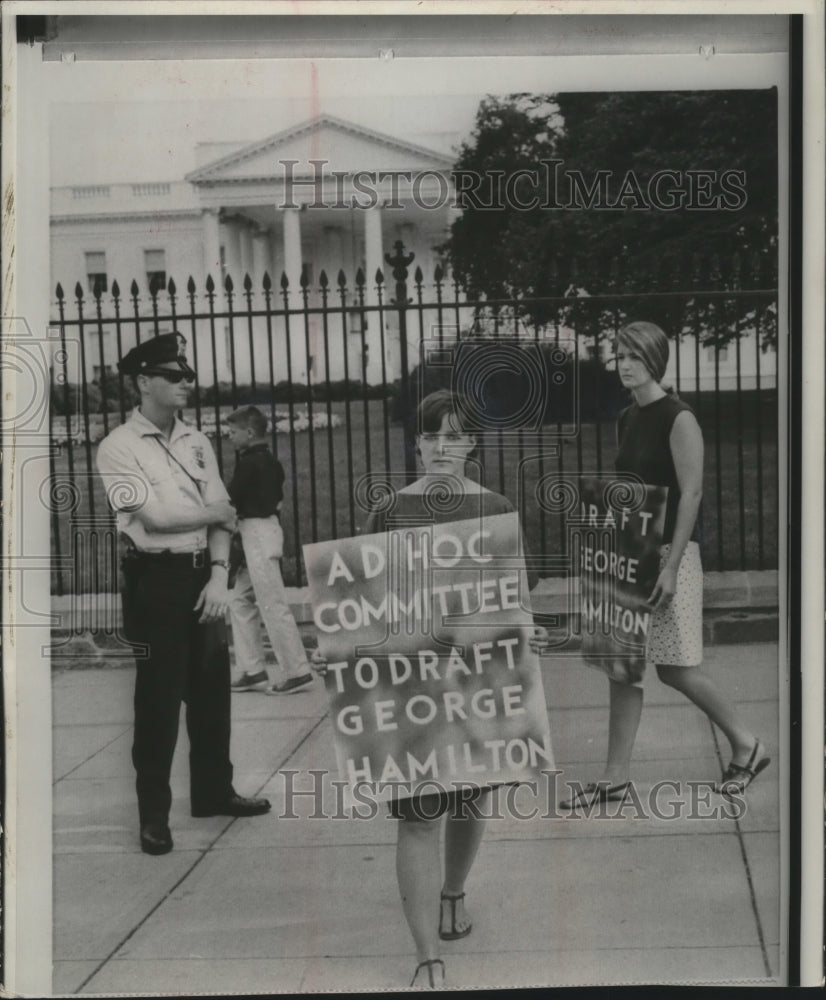 1966 Press Photo Two women picket for actor George Hamilton to get drafted - Historic Images