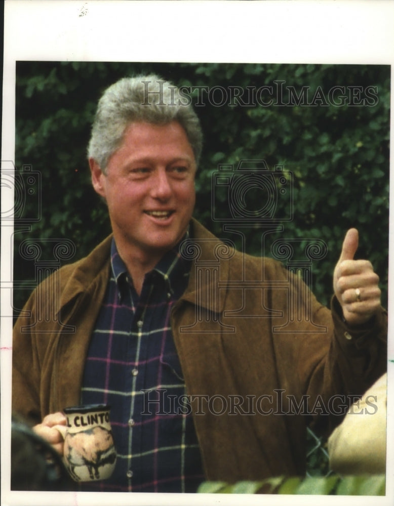 1992 Press Photo President-Elect Bill Clinton Giving Thumbs-Up in Little Rock - Historic Images