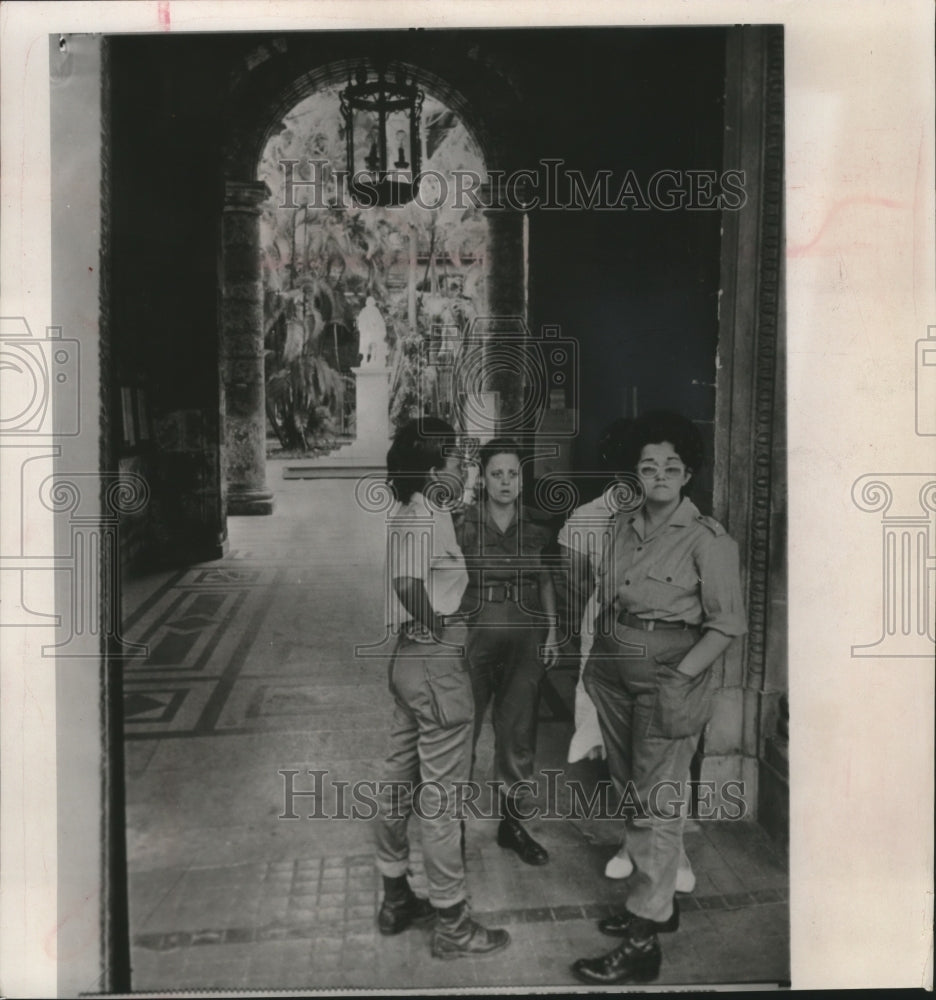 1964 Press Photo Member's of Cuba's female militia stand guard, Havana City Hall - Historic Images