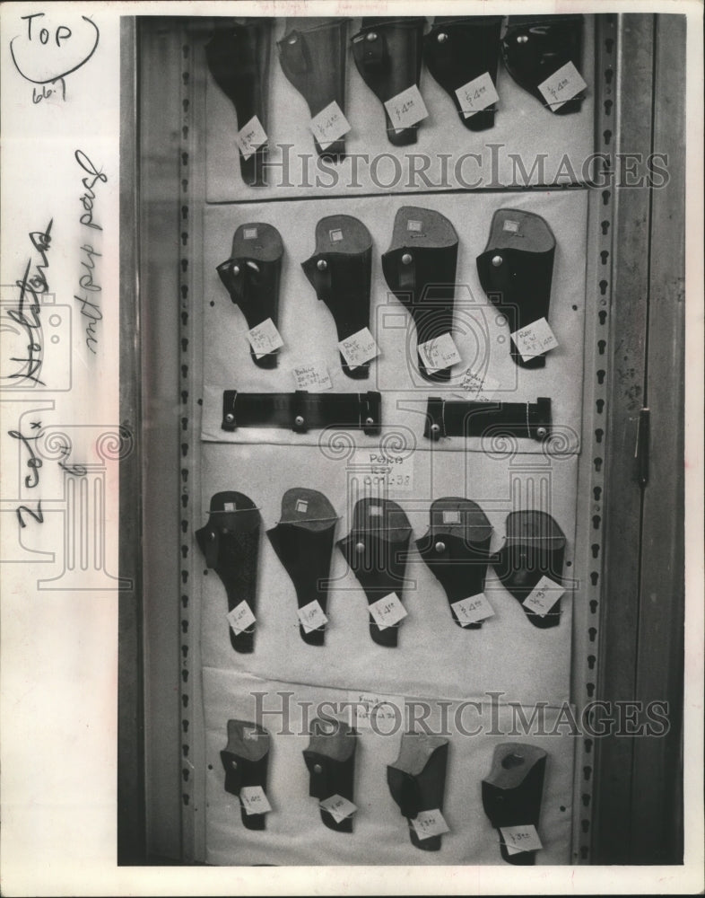 1964 Press Photo Gun holsters on display in Havana, Cuba business district - Historic Images