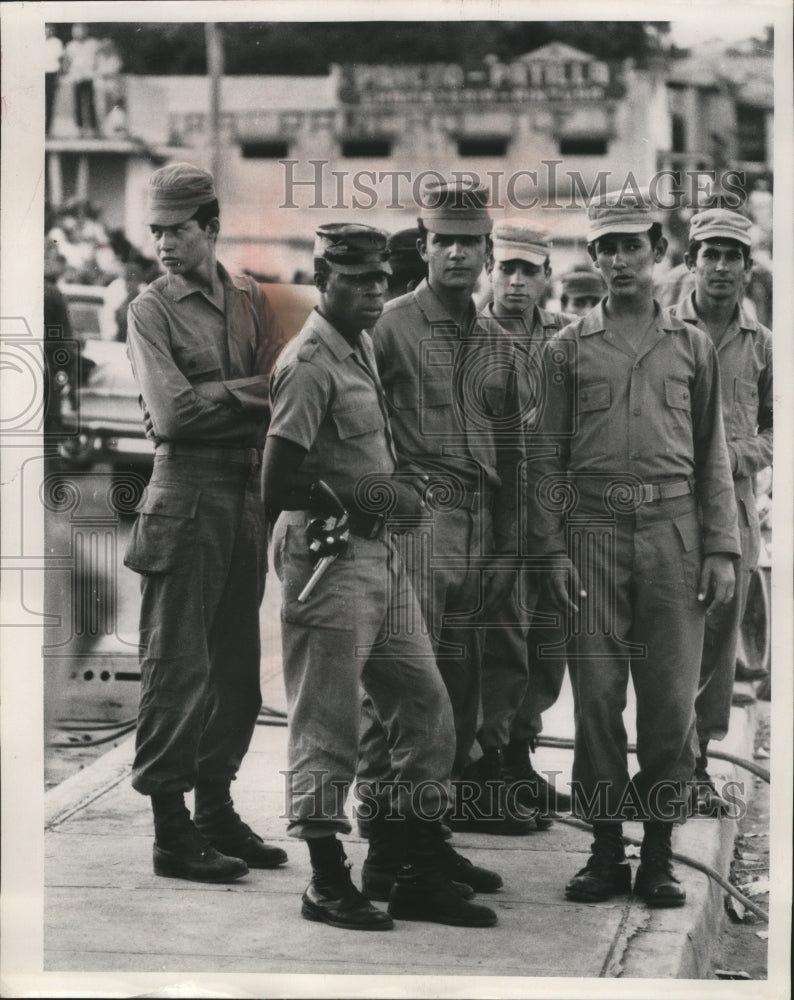 1964 Press Photo Cuba: This soldier carries his pistol in holster for fast draw - Historic Images