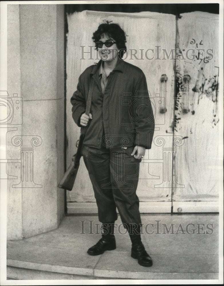 1964 Press Photo Cuba: A member of Castro&#39;s girls militia poses for photographer - Historic Images