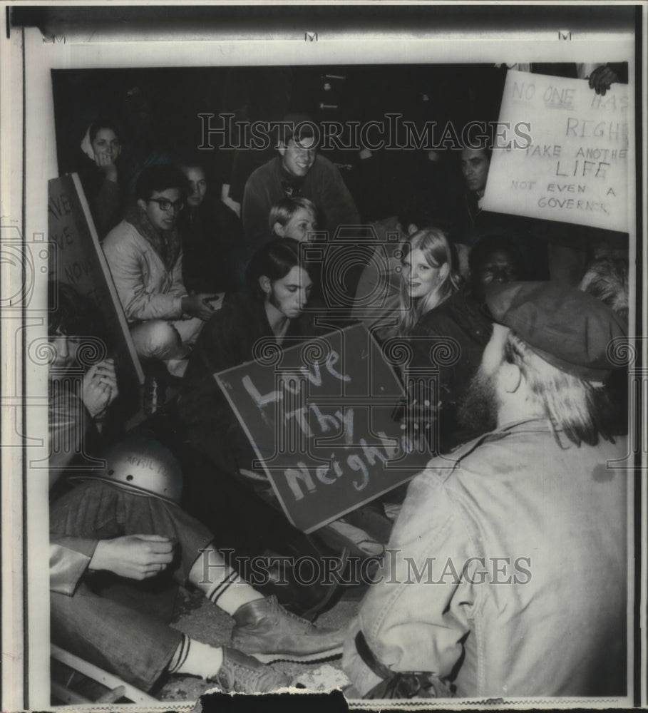 1987 Press Photo Protesters kept a vigil outside the gates of San Quentin prison - Historic Images