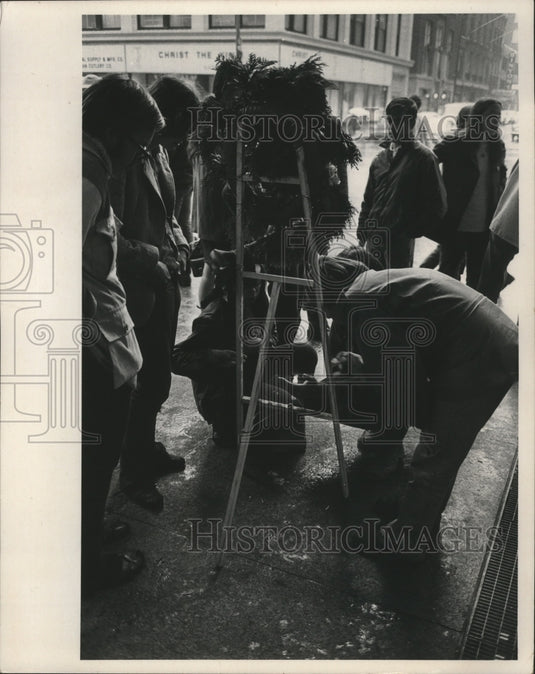 1969 Press Photo Protesters had great difficulty attempting to light a candle-Historic Images