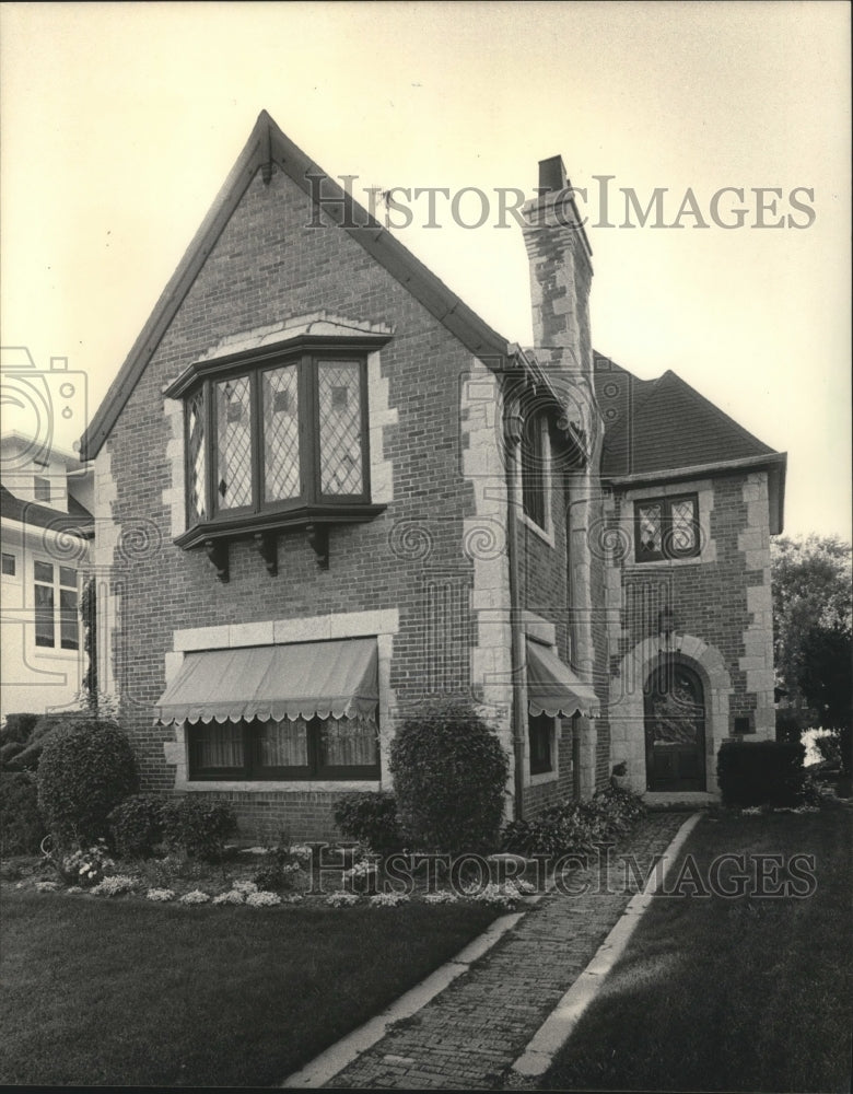 1984 Press Photo Tudor mansion converted into condo on North Lake Drive-Historic Images