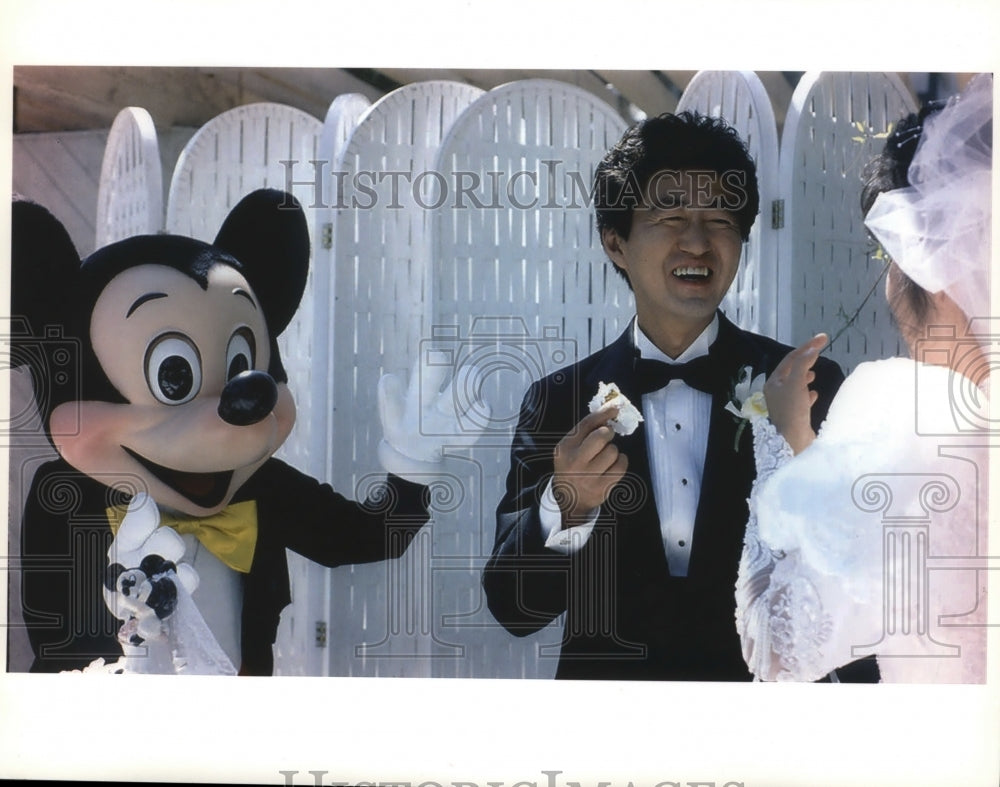1993 Press Photo A Japanese Couple is Married at Disneyland, Anaheim, California-Historic Images