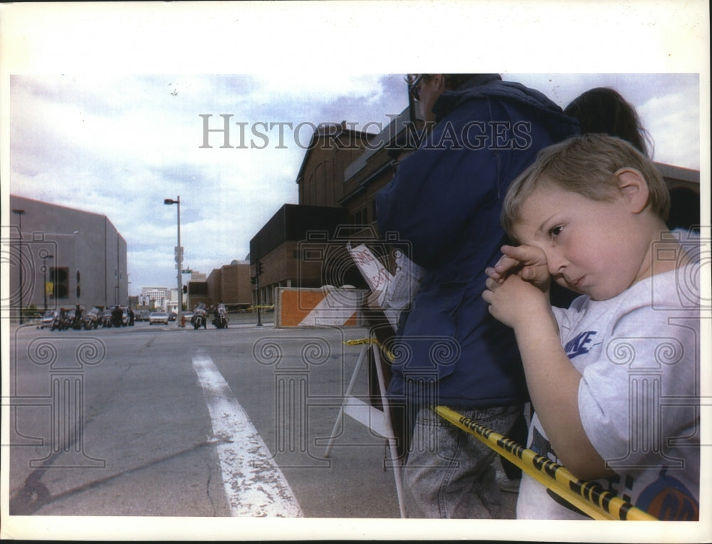 1993 Press Photo Andrew Pepito Waiting to See President Clinton in Milwaukee-Historic Images
