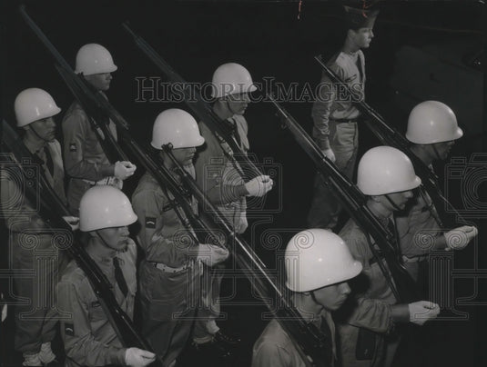 1954 Press Photo Milwauke Air patrol cadets demonstrate skills in military drill - Historic Images