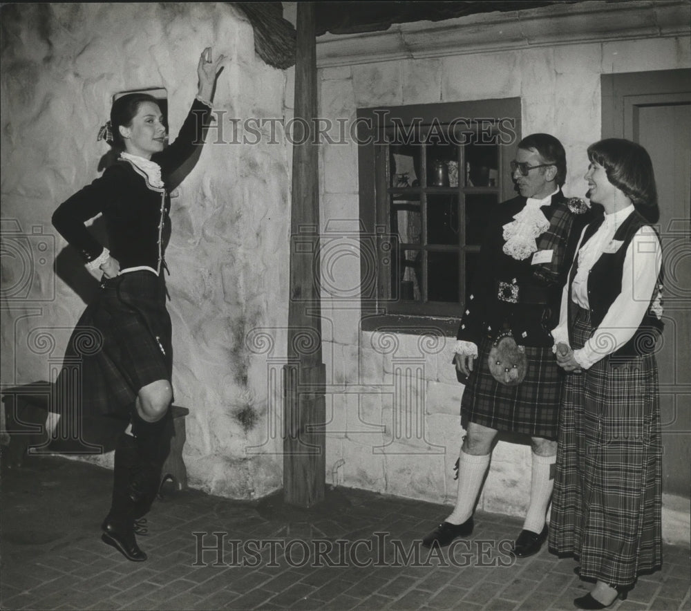 1983 Press Photo Scottish dancer chats at dinner party, Milwaukee Public Museum-Historic Images