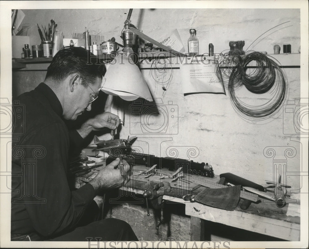 1946 Press Photo Prison Inmate Specializes in Creating Miniature Railroads - Historic Images