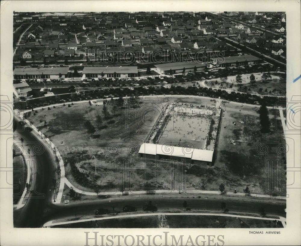 1951 Press Photo Levittown, N. Y., shopping centers are four long buildings - Historic Images