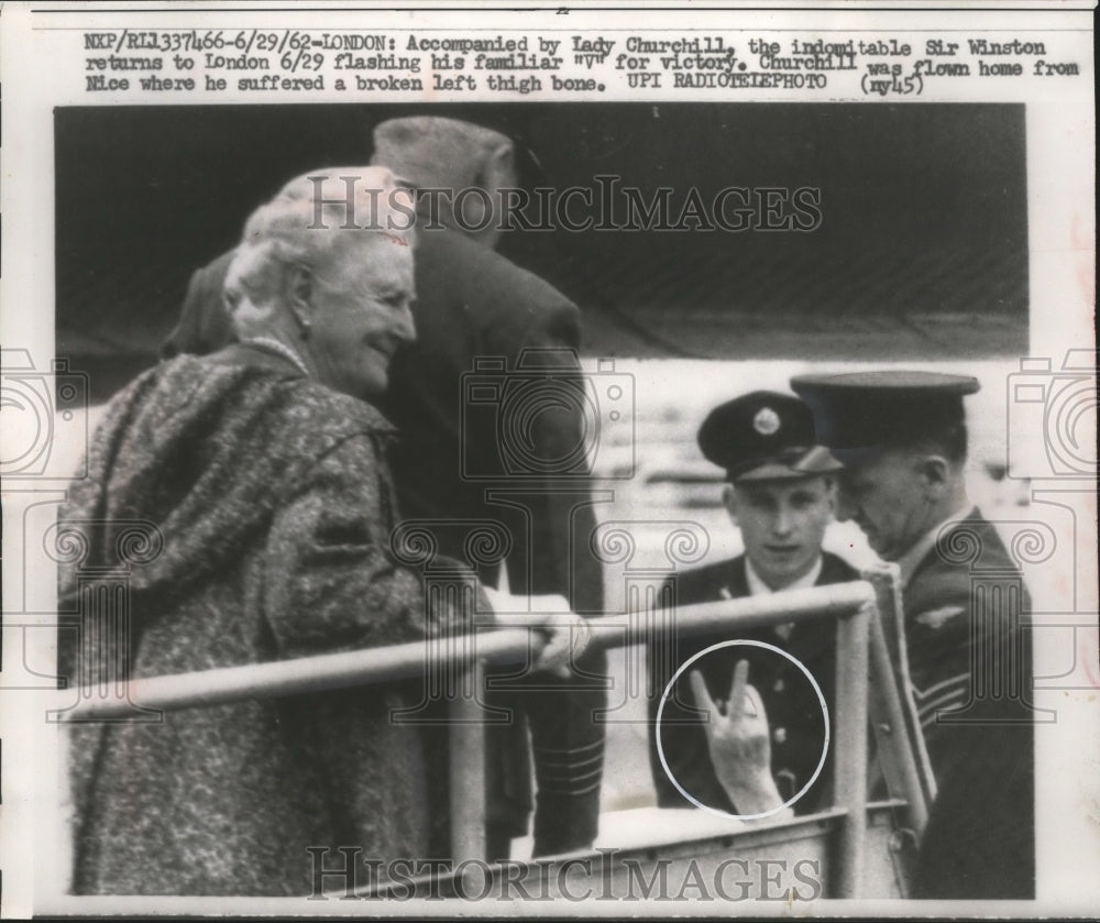 1962 Press Photo Sir Winston Churchill holds V sign w/ Lady Churchill in London-Historic Images