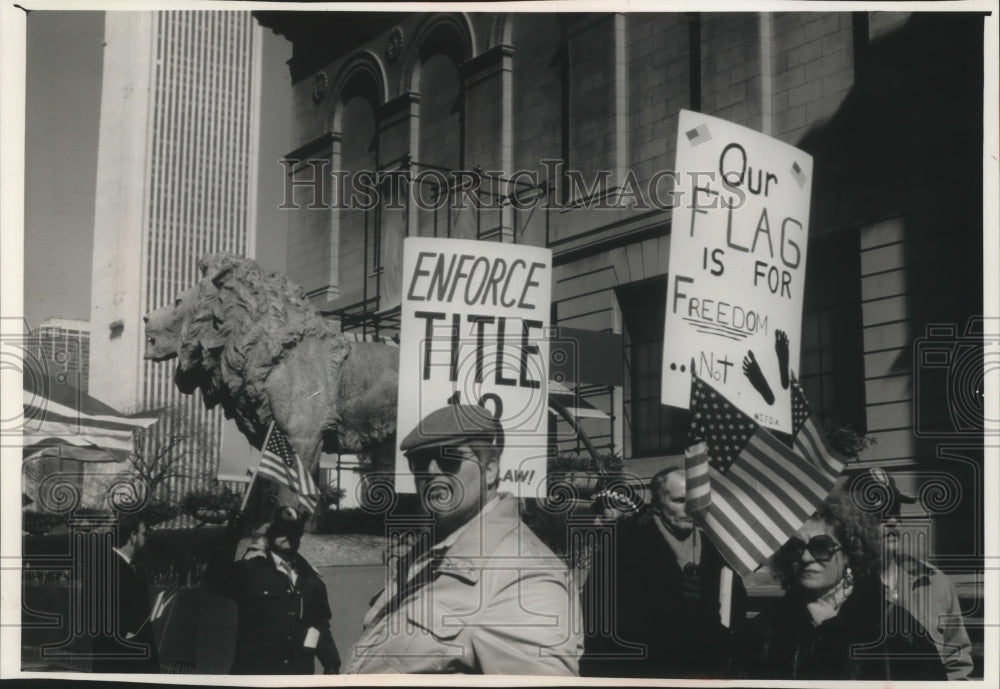 1989 Press Photo Veterans protested improper use of the US flag at an exhibit-Historic Images