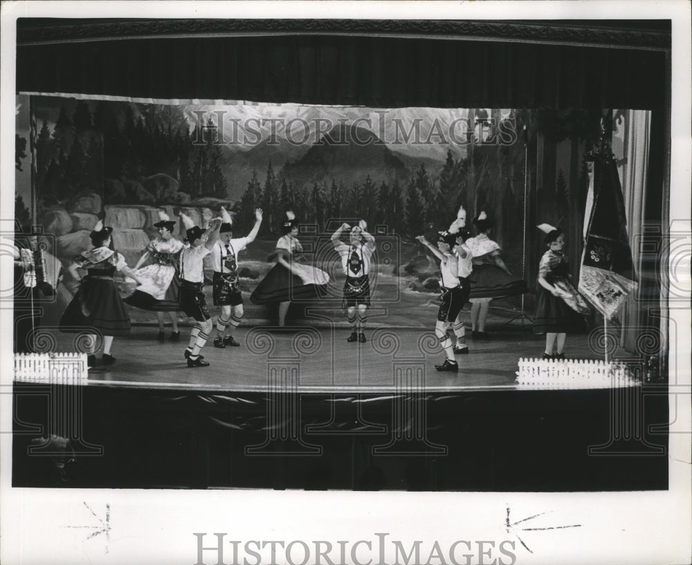 1968 Press Photo D&#39;Holzhacker Buam of Milwaukee Bavarian Festival perform - Historic Images