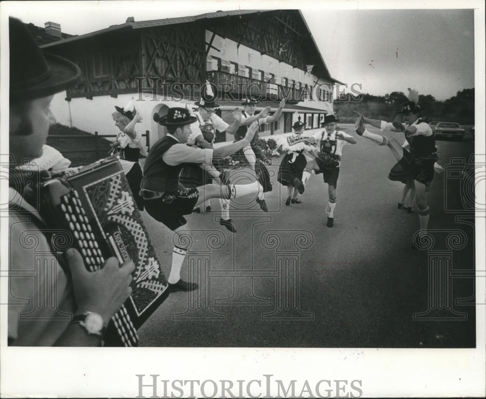 1973 Press Photo Schuhplattlers Rehearsing at the Bavarian Inn for Oktoberfest - Historic Images