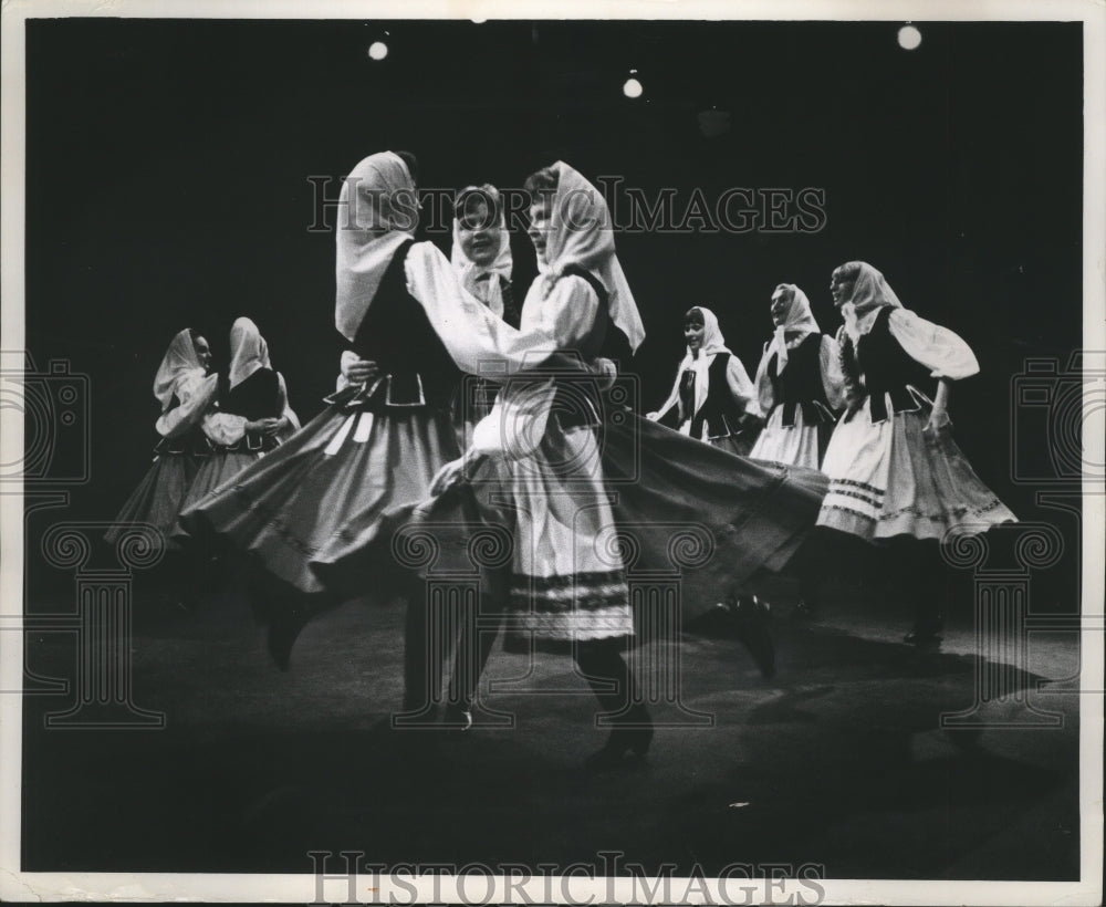 1965 Press Photo The Russian Kavkaz dancers at the Milwaukee Repertory Theater - Historic Images