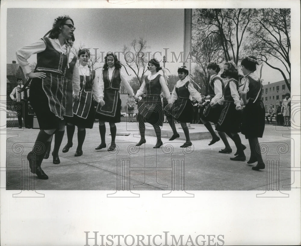 1967 Press Photo Members of the International Institute&#39;s Slavic dance group - Historic Images