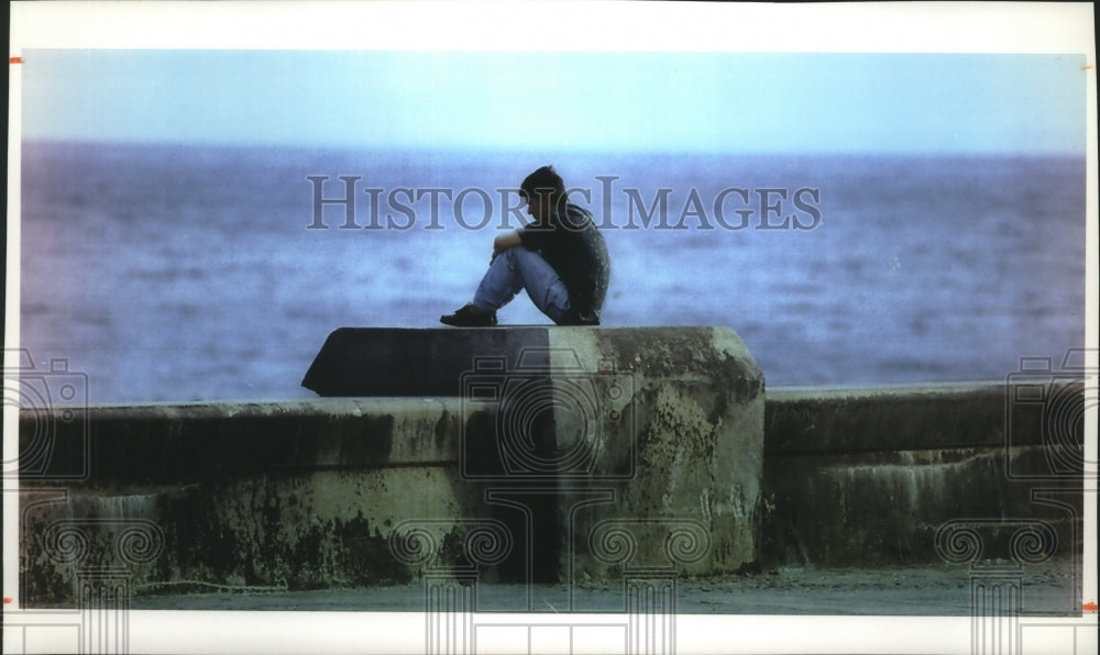 1993 Press Photo Man alone on a wall along the sea of Havana - mja74045-Historic Images